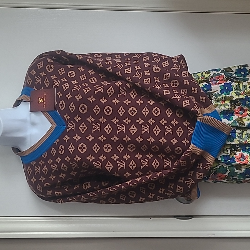 M Sweater - Picture 2 of 3